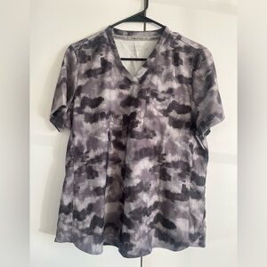 Vital 1-Pocket Scrub Top 
Fabletics printed Tee